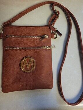 Chic Saddle Brown Crossbody Bag with Front Zip Pocket